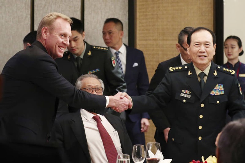 Ông Shanahan và ông Ngụy bắt tay nhau trước khi tham gia cuộc họp quan trọng tại Đối thoại Shangri-La (Ảnh: AP)