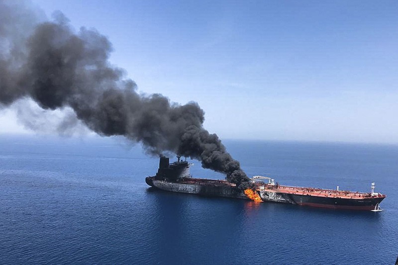 Một tàu chở dầu bốc cháy sau khi bị tấn công trên Vịnh Oman vào ngày 13/6 (Ảnh: AP)