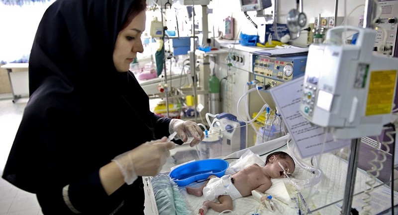 Một trẻ sơ sinh được điều trị tại bệnh viện ở thủ đô Tehran (Ảnh: AP)