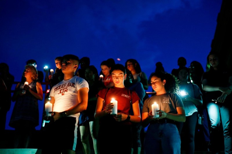 Người dân El Paso tưởng niệm các nạn nhân thiệt mạng trong vụ xả súng (Ảnh: Getty)