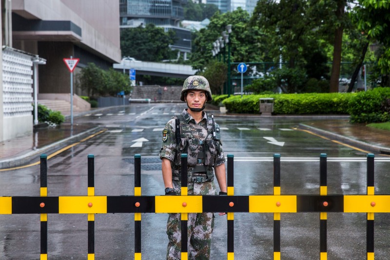 Một binh sỹ PLA đóng tại Hong Kong (Ảnh: CNN)