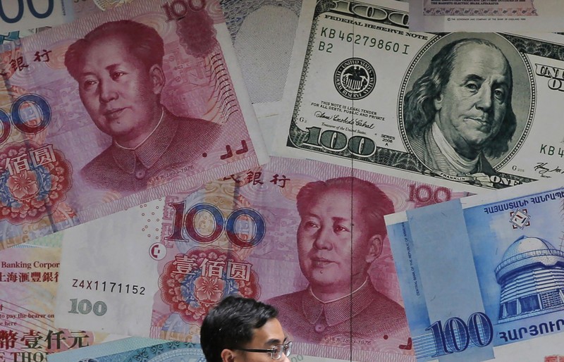 Chính quyền Trump coi Trung Quốc là nước "thao túng tiền tệ" sau khi để đồng NDT xuống giá so với đồng USD (Ảnh: Time)