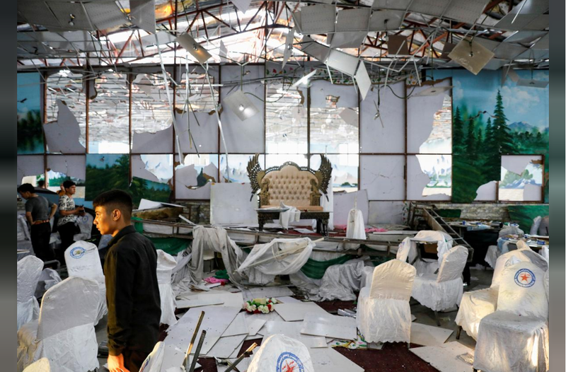 Nhân viên thu dọn hiện trường vụ đánh bom xảy ra trong sảnh cưới ở thủ đô Kabul, Afghanistan (Ảnh: Reuters)