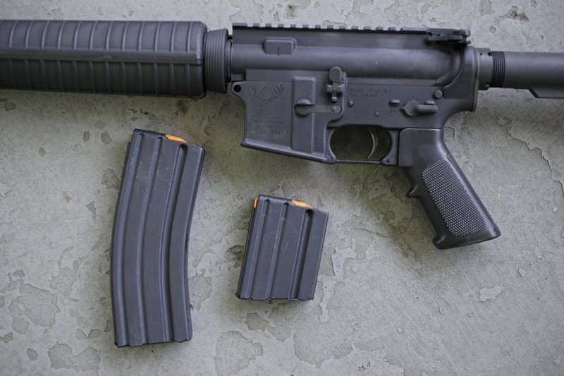 Mẫu súng trường AR-15 với loại băng đạn 30 viên (trái) và 10 viên (phải) (Ảnh: AP)