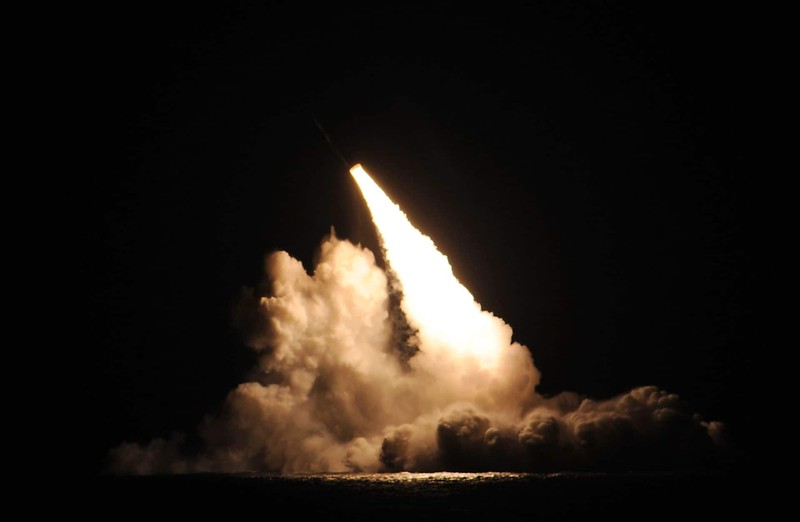 Tên lửa Trident II D5 được phóng từ tàu ngầm USS Nebraska của Mỹ (Ảnh: Defensetalk)