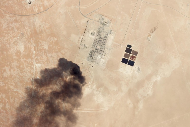 Hình ảnh vệ tinh cho thấy cơ sở lọc dầu ở Abqaiq sau đòn tấn công mà Houthi nhận trách nhiệm (Ảnh: Bloomberg)