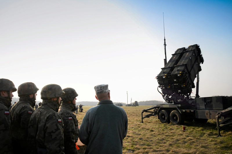 Quan chức quốc phòng Mỹ và Ba Lan đứng trước một hệ thống tên lửa Patriot lắp đặt ở Ba Lan năm 2015 (Ảnh: Reuters)