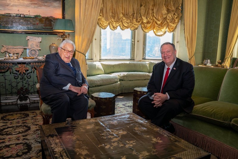 Ngoại trưởng Mỹ Mike Pompeo trong cuộc gặp với ông Henry Kissinger mới đây (Ảnh: The Hill)