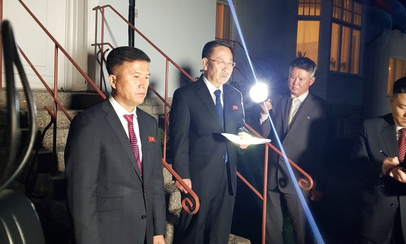 Trường đoàn đàm phán Triều Tiên Kim Myong Gil phát biểu trước báo giới tại Stockhom trong tối ngày 5/10 (Ảnh: Guardian)