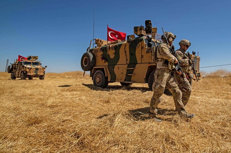 Lực lượng vũ trang Thổ Nhĩ Kỳ tại khu vực gần biên giới Syria (Ảnh: Washington Post)