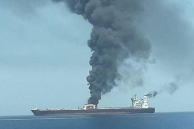Tàu chở dầu của Iran bốc cháy dữ dội sau khi dính 2 tên lửa (Ảnh: Getty)