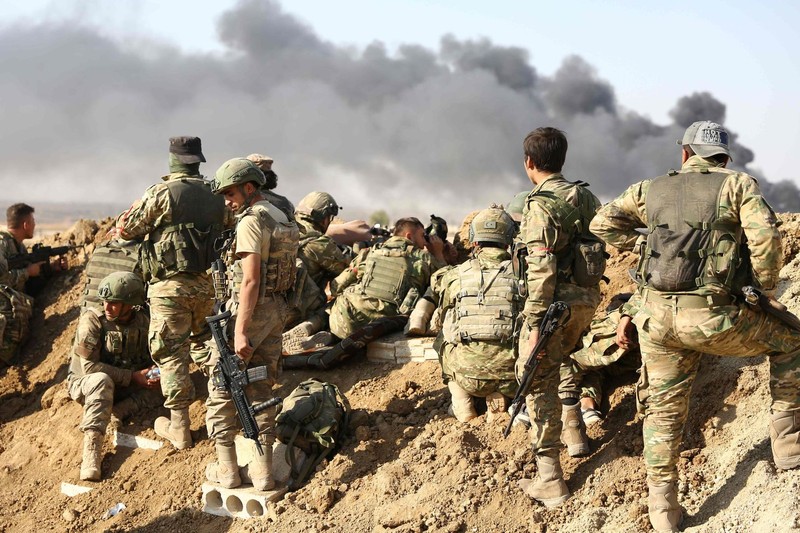 Lực lượng Thổ Nhĩ Kỳ và phe nổi dậy mà họ hậu thuẫn ở Syria tập trung bên ngoài thị trấn Ras al-Ayn, Đông Bắc Syria hôm 12/10 (Ảnh: AFP)