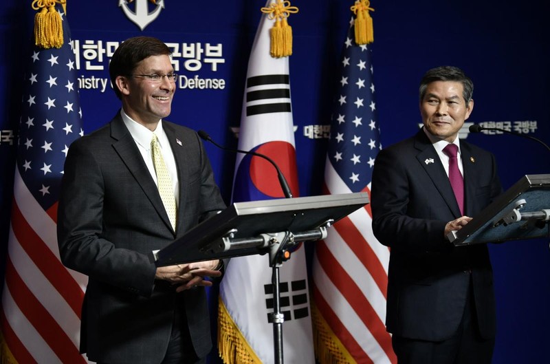 Bộ trưởng Quốc phòng Mỹ Mark Esper cùng người đồng cấp Hàn Quốc Jeong Kyeong-doo trong cuộc họp báo chung ngày 17/11 (Ảnh: Reuters)