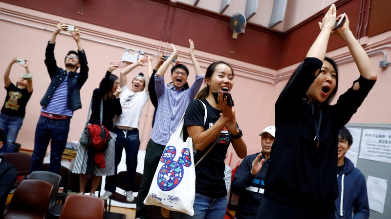 Người dân Hong Kong vui mừng trước kết quả bầu cử (Ảnh: Nikkei)