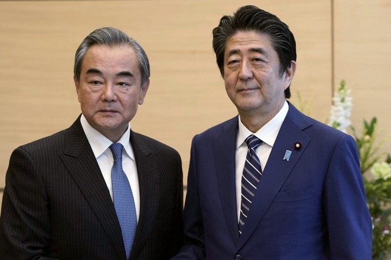 Ngoại trưởng Trung Quốc Vương Nghị (trái) đưa ra phản ứng về kết quả bầu cử Hong Kong sau cuộc họp với Thủ tướng Nhật Shinzo Abe (Ảnh: AP)