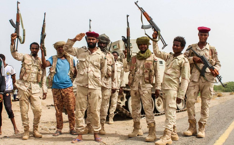 Các binh sĩ Sudan chiến đấu bên cạnh các lực lượng thân chính phủ Yemen được Arab Saudi hậu thuẫn ở phía Tây Yemen (Ảnh: AFP)