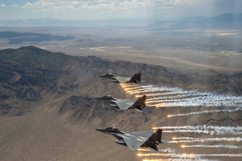 Mỹ sử dụng phi cơ chiến đấu F-15 Strike Eagle trong đòn không kích nhằm vào 5 mục tiêu ở Iraq và Syria (Ảnh: NBC)