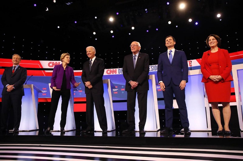 6 ứng viên hàng đầu của đảng Dân chủ trong đêm tranh luận cuối cùng tối ngày 14/1 (Ảnh: Politico)