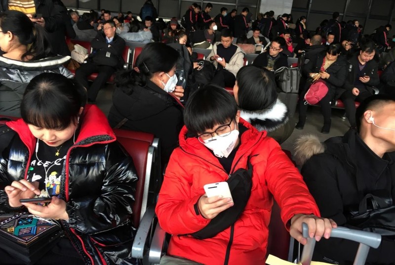 Nhiều hành khách mang khẩu trang khi chờ tàu tại Trạm đường sắt phía Tây để bắt tàu tới Vũ Hán (Ảnh: Reuters)