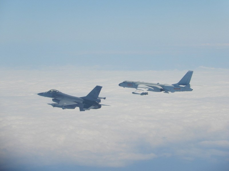 Chiến đấu cơ F-16 của Đài Loan mang tên lửa áp sát máy bay ném bom H-6 của Trung Quốc (Ảnh: focustaiwan)