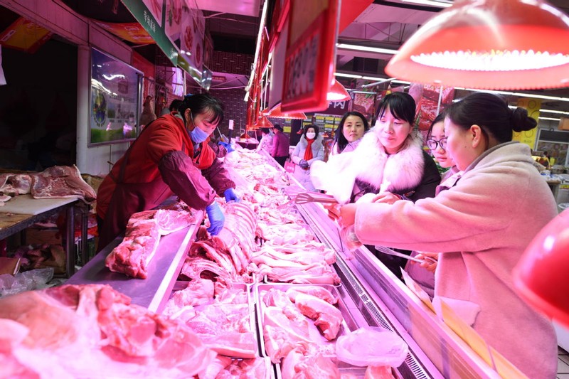 Giá thịt lợn ở Trung Quốc tăng đột biến do gián đoạn nguồn cung và dịch bệnh do nCoV hoành hành (Ảnh: ChinaDaily)