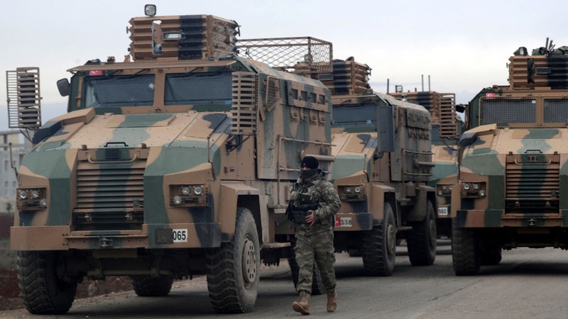 Một binh sĩ Thổ Nhĩ Kỳ di cạnh đoàn xe quân sự ở một khu vực gần tỉnh Idlib, Syria (Ảnh: Reuters)
