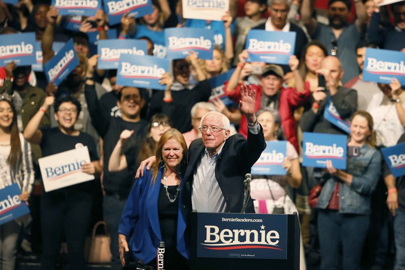 Ông Bernie Sanders cùng vợ, Jane, trong cuộc vận động ở El Paso, Texas hôm 22/2 (Ảnh: Politico)
