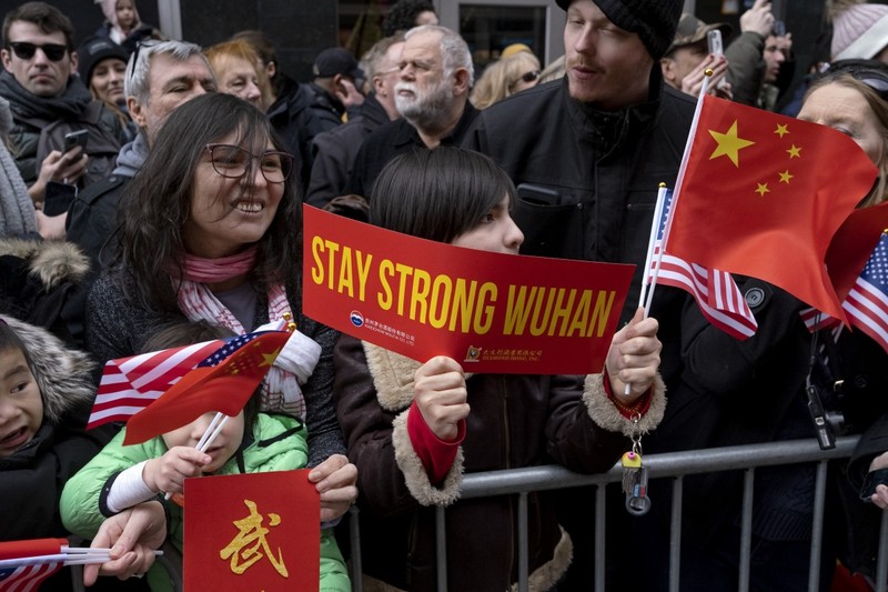 Một biểu ngữ ủng hộ Vũ Hán xuất hiện trong một lễ hội mừng năm mới ở khu người Trung (Chinatown), thành phố New York ngày 9/2 (Ảnh: AP)