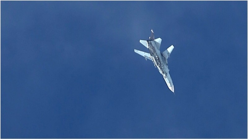 Một chiến đấu cơ Su-24 của quân đội Syria bay trên vùng trời thủ đô Damascus (Ảnh: RT)