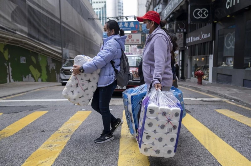 Người dân Hong Kong tích trữ giấy vệ sinh trong bối cảnh dịch COVID-19 (Ảnh: Bloomberg)