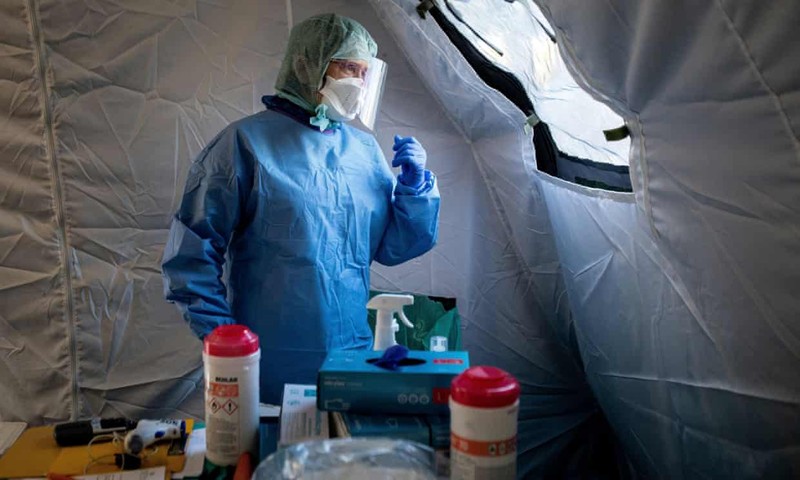 Bác sĩ chờ bệnh nhân COVID-19 trong một căn lều đặc biệt gần bệnh viện ở Lublin, Ba Lan (Ảnh: Reuters)