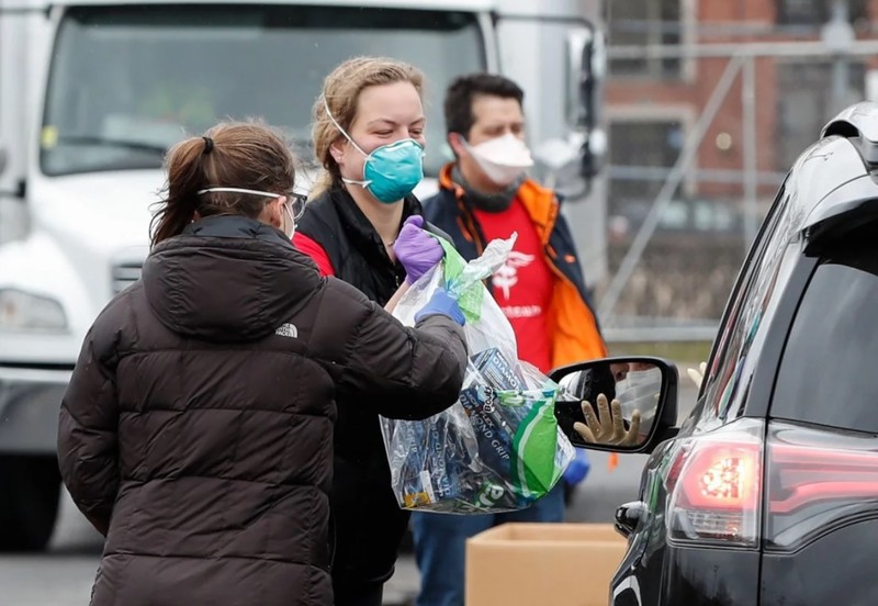 Một phụ nữ quyên góp đồ bảo hộ y tế ở Chicago, bang Illinois (Ảnh: AFP)