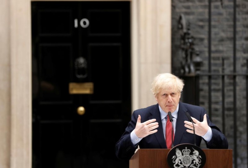 Thủ tướng Anh Boris Johnson phát biểu bên ngoài Số 10 Phố Downing (Ảnh: Reuters)