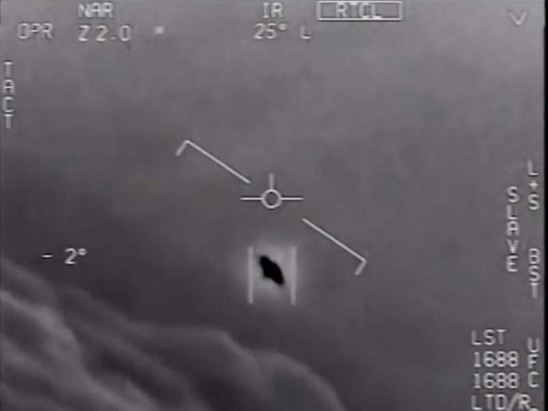 Hình ảnh trong một đoạn video về UFO được Lầu Năm Góc công bố (Ảnh: Business Insider)