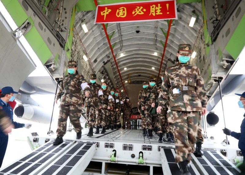 Đội ngũ y tế của PLA tới thành phố Vũ Hán, tỉnh Hồ Bắc trong nỗ lực chặn dịch COVID-19 (Ảnh: Reuters)