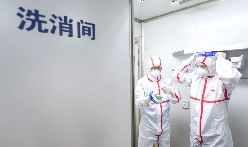 Các nhà nghiên cứu tại Viện Virus Vũ Hán phải trải qua nhiều quy trình an toàn cực kỳ khắt khe (Ảnh: SCMP)