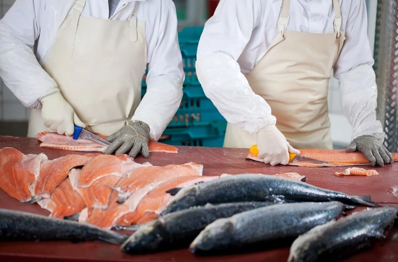 Bàn mổ cá hồi ở chợ Xinfadi, thủ đô Bắc Kinh, được cho là có dấu vết của virus corona chủng mới (Ảnh: Shutterstock)