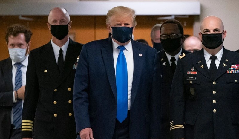 Tổng thống Trump cùng đội ngũ của ông đeo khẩu trang khi tới thăm trung tâm y tế quân đội Walter Reed (Ảnh: AFP)