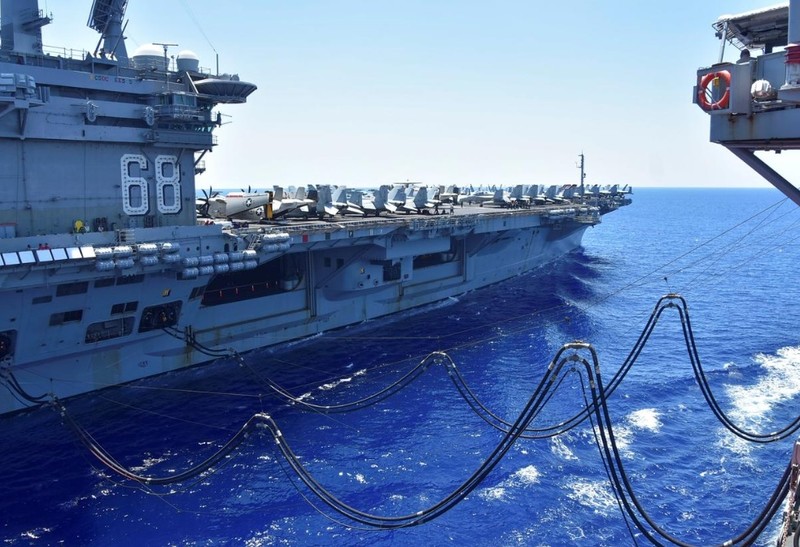 Tàu USS Nimitz của Mỹ được tiếp nhiên liệu từ tàu USNS Tippecanoe trên Biển Đông ngày 7/7 (Ảnh: Reuters)