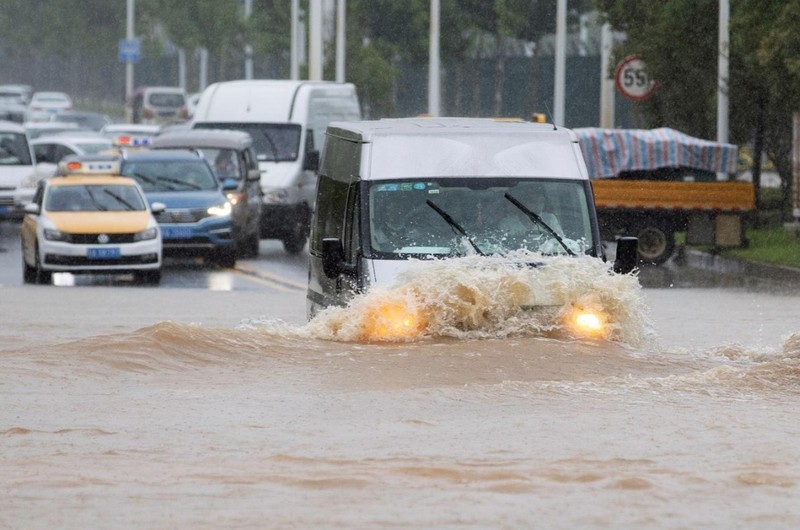 Lũ lụt ảnh hưởng nghiêm trọng tới hoạt động giao thông của thành phố Vũ Hán, tỉnh Hồ Bắc (Ảnh: Reuters)