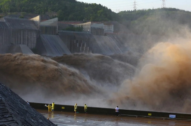 Đập Xiaolangdi ở Tế Nguyên, Hà Nam xả lũ vào ngày 6/7 (Ảnh: DPA)