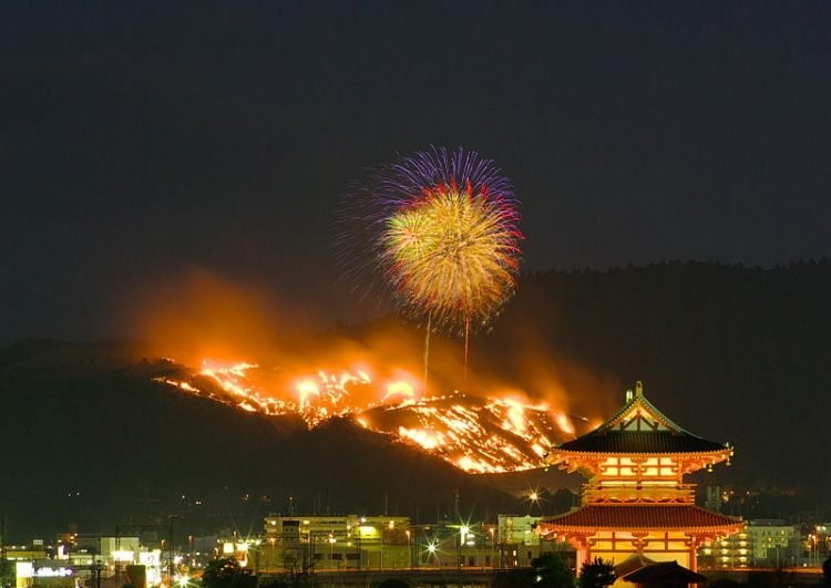 Cảnh tượng hoành tráng trong lễ hội đốt núi ở Nhật Bản (Ảnh: OC)
