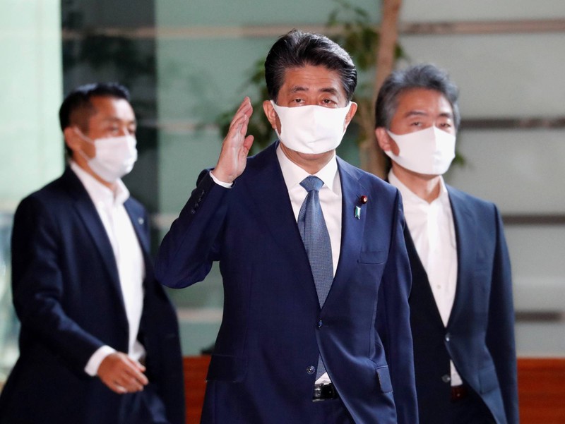 Thủ tướng Nhật Shinzo Abe đến văn phòng làm việc trong sáng ngày 28/8 (Ảnh: Japan Times)