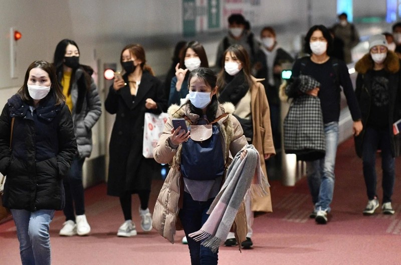 Người dân Nhật Bản đi dọc sảnh tại sân bay quốc tế Haneda, thủ đô Tokyo (Ảnh: AFP)