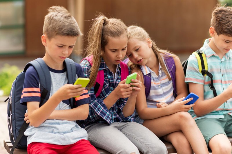 Nhiều quốc gia đã ban hành lệnh hạn chế hoặc cấm sử dụng điện thoại di động trong trường học (Ảnh: Forbes)