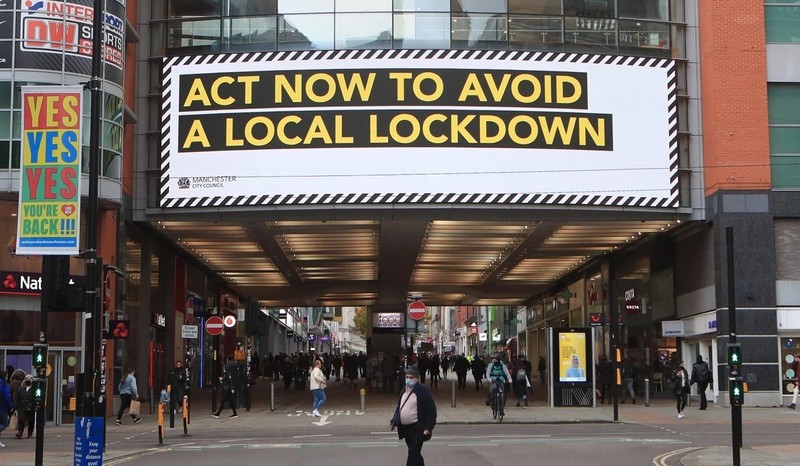 Biển hiệu lớn tuyên truyền chống dịch COVID-19 ở trung tâm thành phố Manchester (Ảnh: DPA)