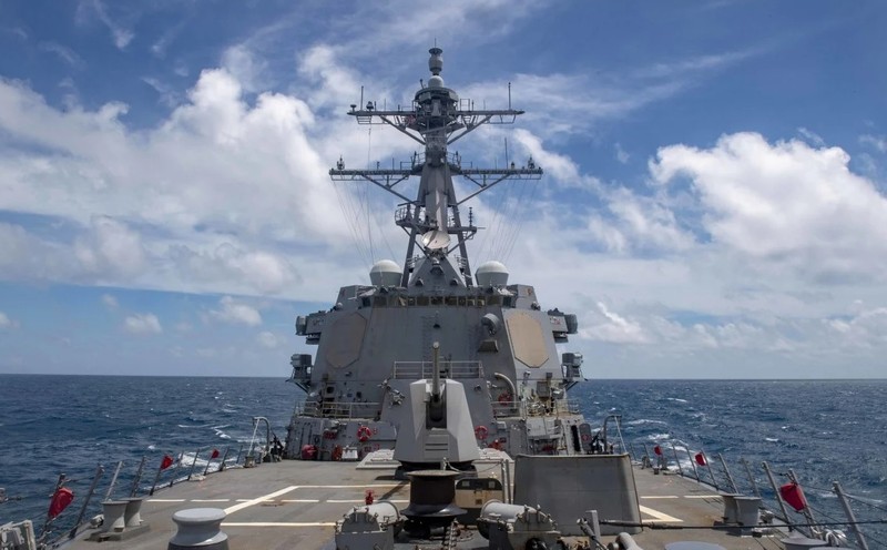 Tàu khu trục mang tên lửa dẫn đường USS Barry của Hạm đội Thái Bình Dương Mỹ đi qua eo biển Đài Loan hôm 14/10 (Ảnh: SCMP).