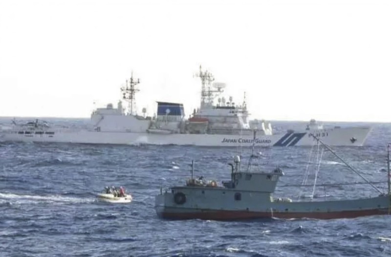 Lực lượng cảnh sát biển Nhật Bản đã hơn 100 lần xua đuổi tàu cá Trung Quốc khỏi vùng biển Nhật trong năm nay (Ảnh: Japan Coast Guard)