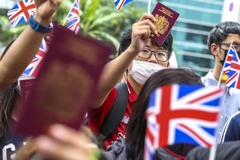 Anh từng hứa hẹn sẽ mở ra con đường nhập tịch cho những người Hong Kong sở hữu hộ chiếu BNO (Ảnh: SCMP)