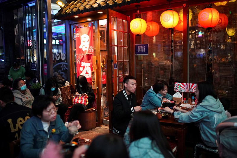 Người dân ăn tối tại một nhà hàng ở thủ đô Bắc Kinh, Trung Quốc hôm 25/10 (Ảnh: Reuters)